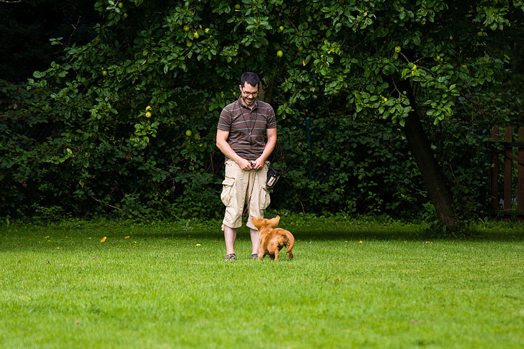 Edison kommt rasant zu Stephan gelaufen