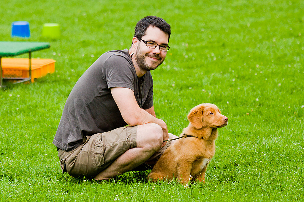 Edison sitzt vor Stephan, der hockend in die Kamera schaut