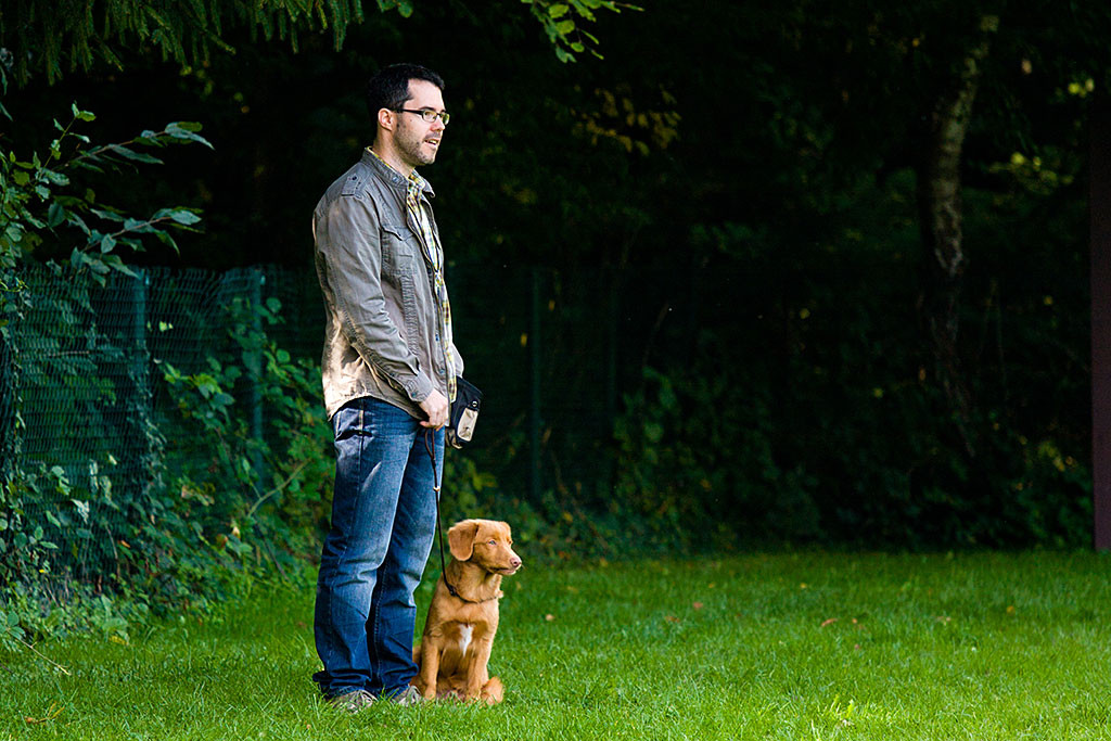 Edison und Stephan schauen gespannt in eine Richtung