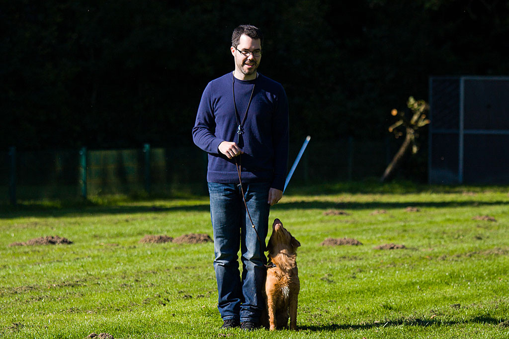 Edison sitzt in der Grundstellung neben Stephan und schaut ihn an