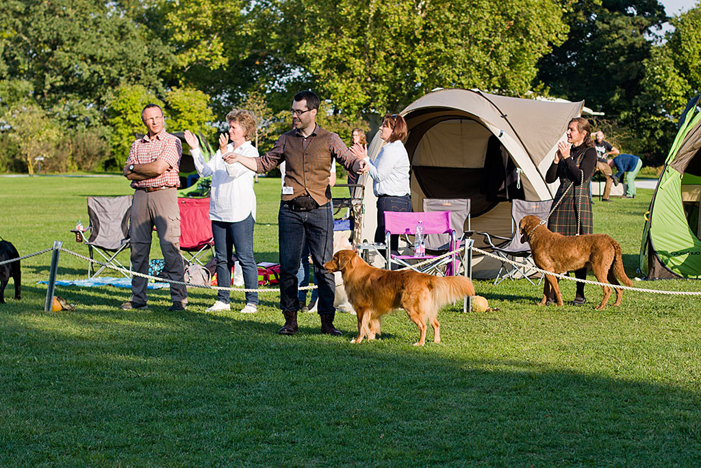 Edison steht nach seiner Einzelpräsentation wieder mit Stephan am Rand des Rings