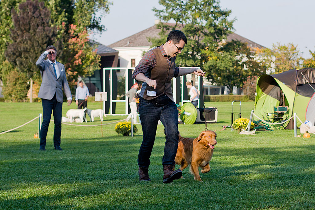 Edisons Gangwerk wird von Stephan vorgeführt, im Hintergrund schaut der Richter zu