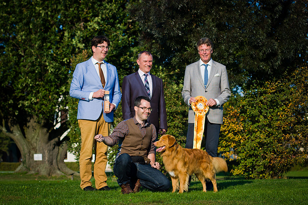 Gruppenbild, im Hintergrund die Richter Sjoerd Jobse, Frank Whyte und Henric Fryckstrand, im Vordergrund kniet Stephan neben einem stehendem Edison