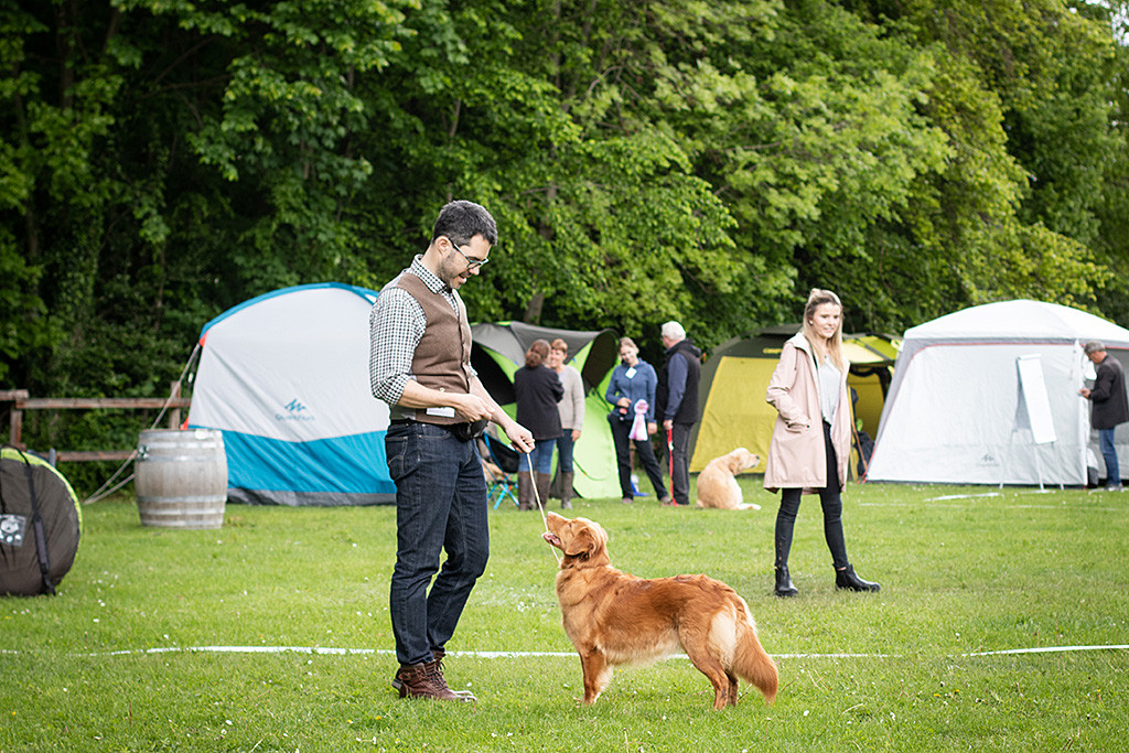 Ivalu steht in perfekter Pose vor Stephan im Ring