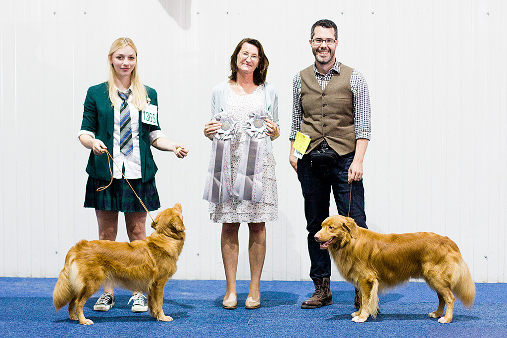 Edison und »Odakotah Ancailín« stehen vor ihren Besitzern dazu in der Mitte die Richterin, die die Schleifen hochhält