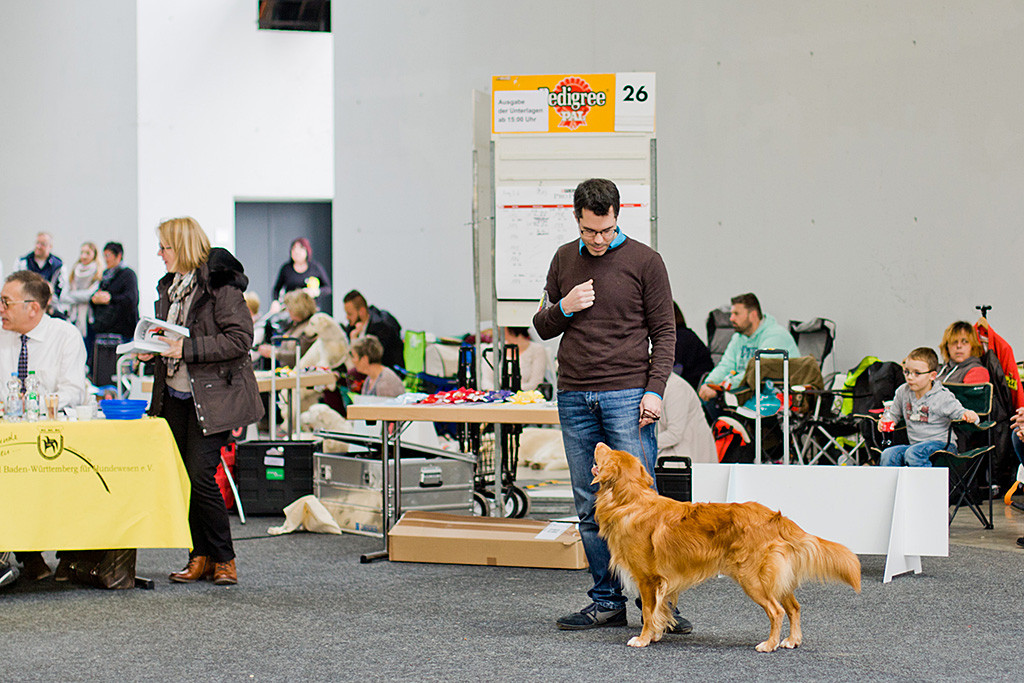 Edison steht vor Stephan, schaut zu ihm hoch und lächelt dabei