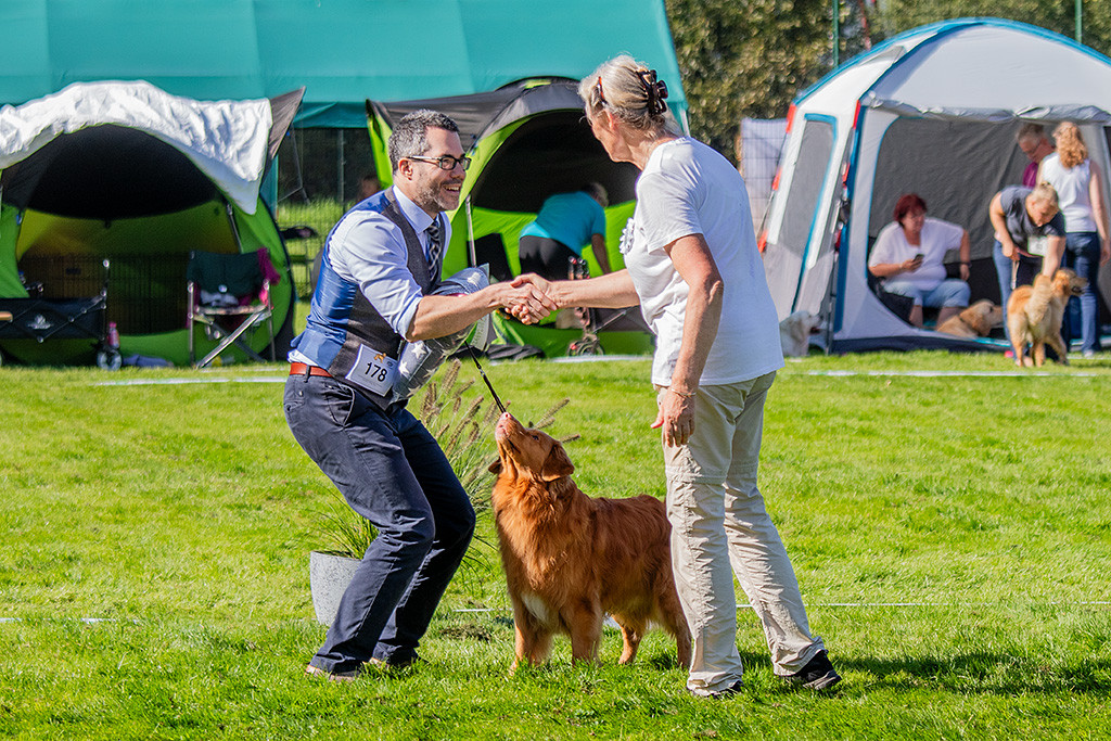 Die Richterin ernennt Edison zum Rassebesten und gratuliert Stephan