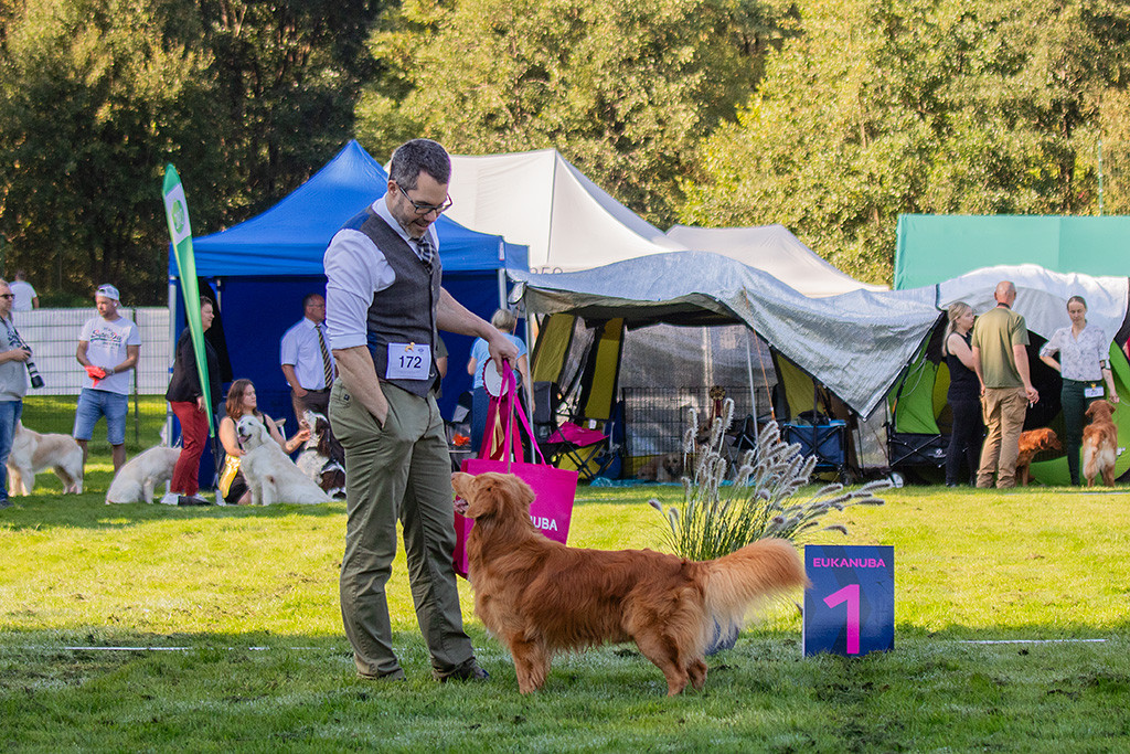 Newton steht frontal vor Stephan und schaut lächelnd zu ihm hoch