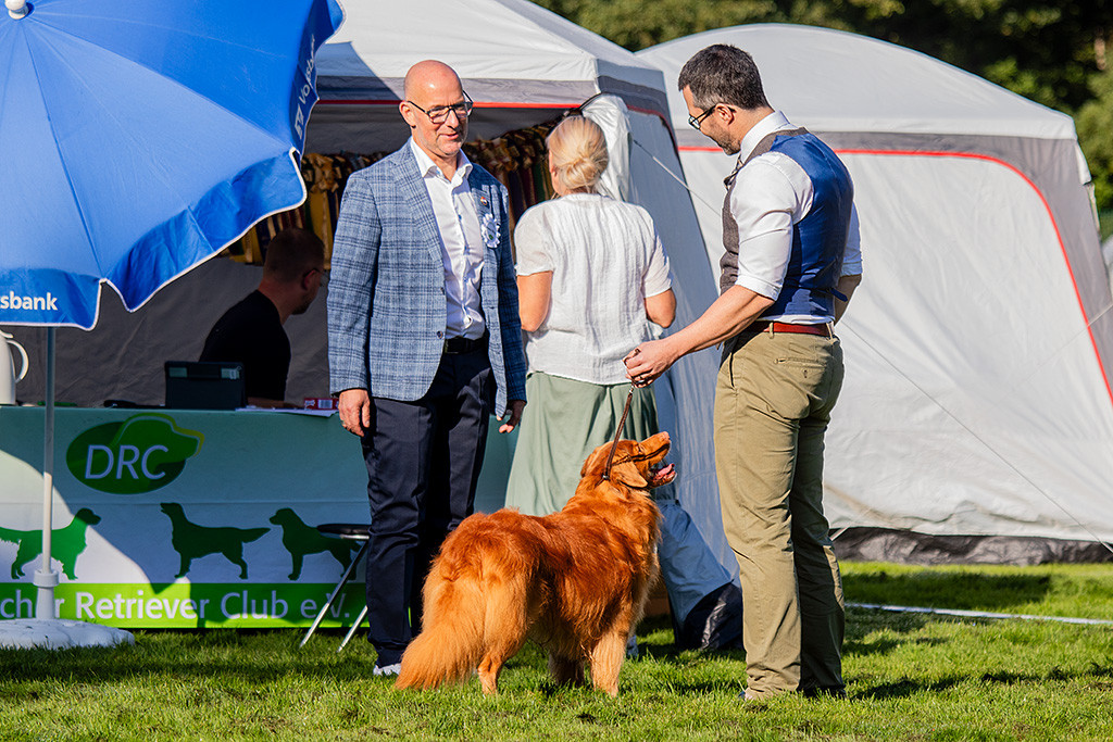 Edison steht zwischen Stephan und dem Richter, der Stephan ein paar nette Worte sagt