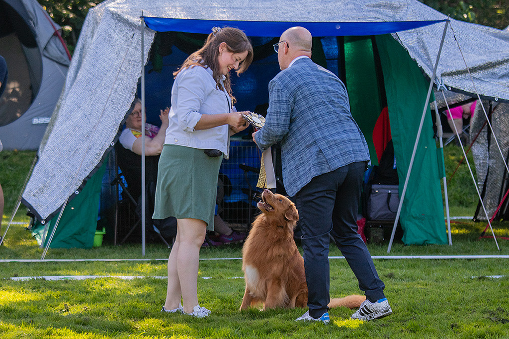 Der Richter ernennt Edison zum BOB und übergibt die BOB-Schleife an Ann-Kathrin, Edison schaut lächelnd dabei hoch