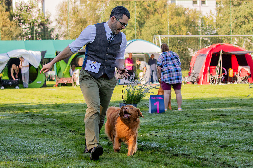 Edison läuft freudestrahlend an Stephans Seite durch den Ring, beide lächeln sich dabei an