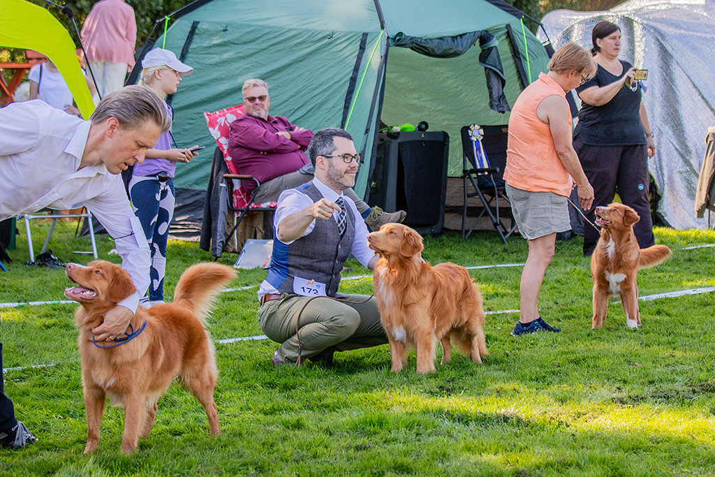 Newton steht in Reihe mit anderen Tollern, Stephan kniet dahinter