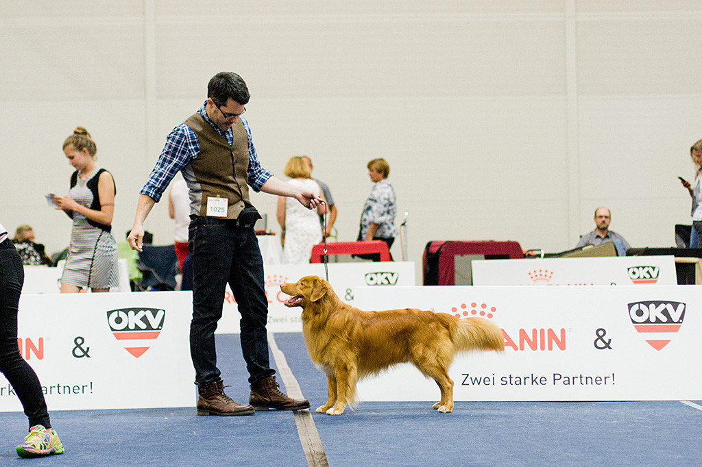 Edison steht grinsend neben Stephan und steht unter voller Körperspannung