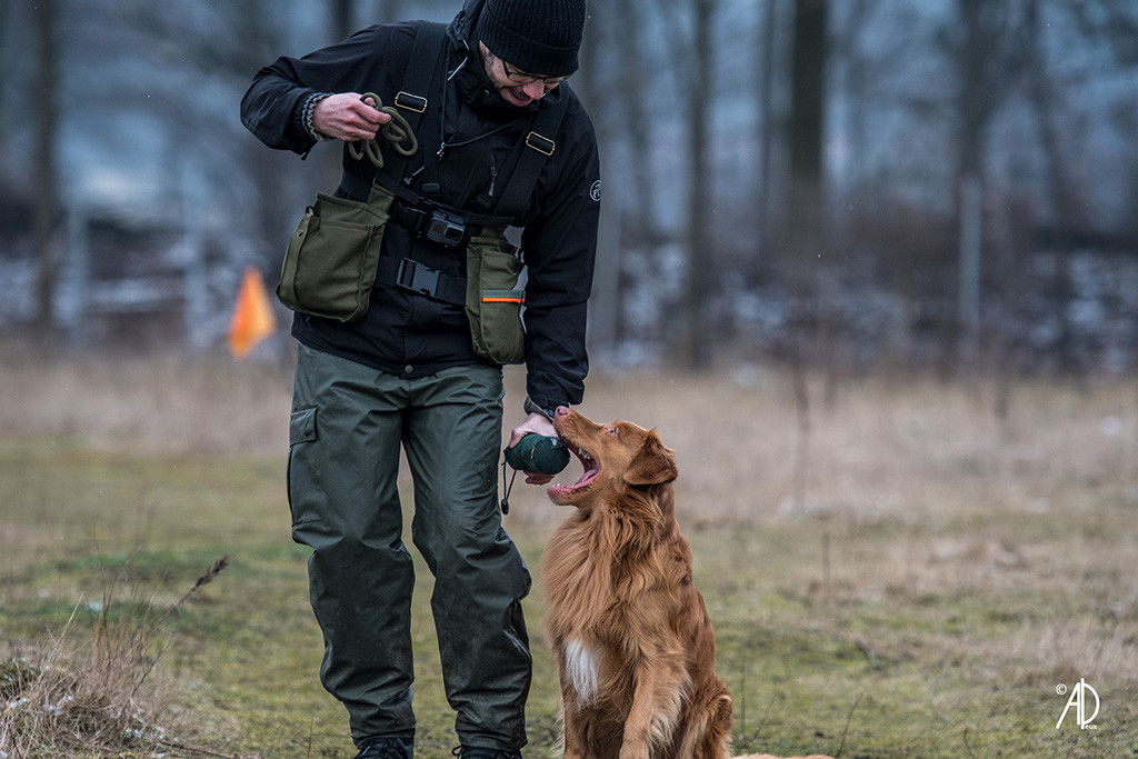 Edison gibt Stephan den Dummy aus und lächelt dabei