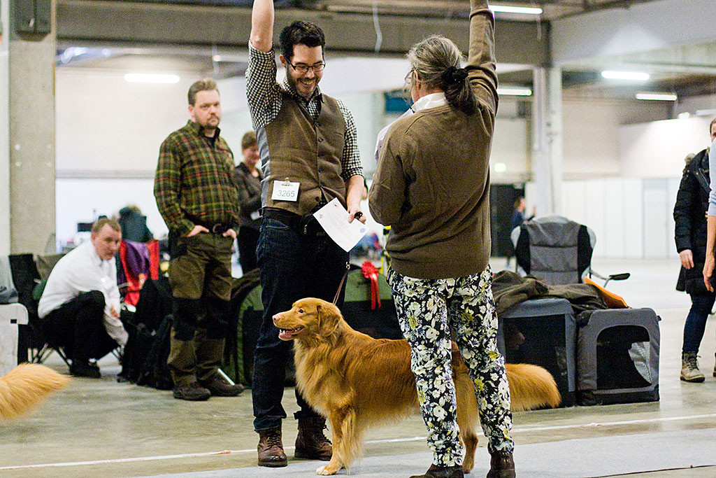 Edison freut sich, genauso wie Stephan und die Ringfee, die beide die Arme in dihe Höhe strecken