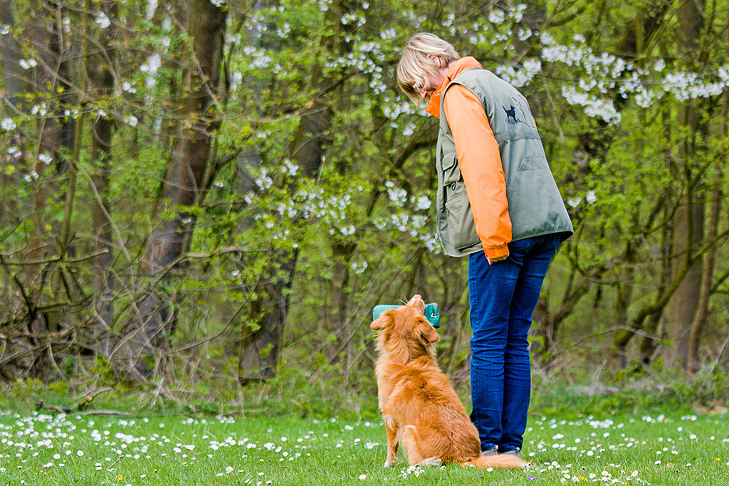 Frieda sitzt neben Sigrid und möchte den Dummy abgeben