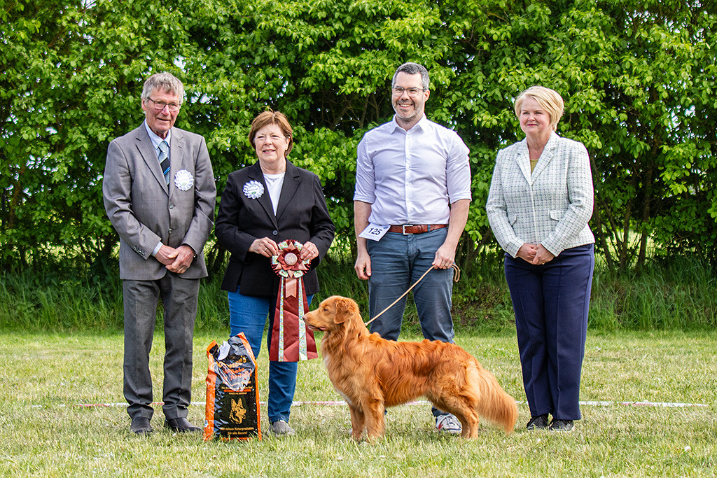 Newton steht beim Siegerbild vor allen drei Richtern in Pose, Stephan dabei mittendrin