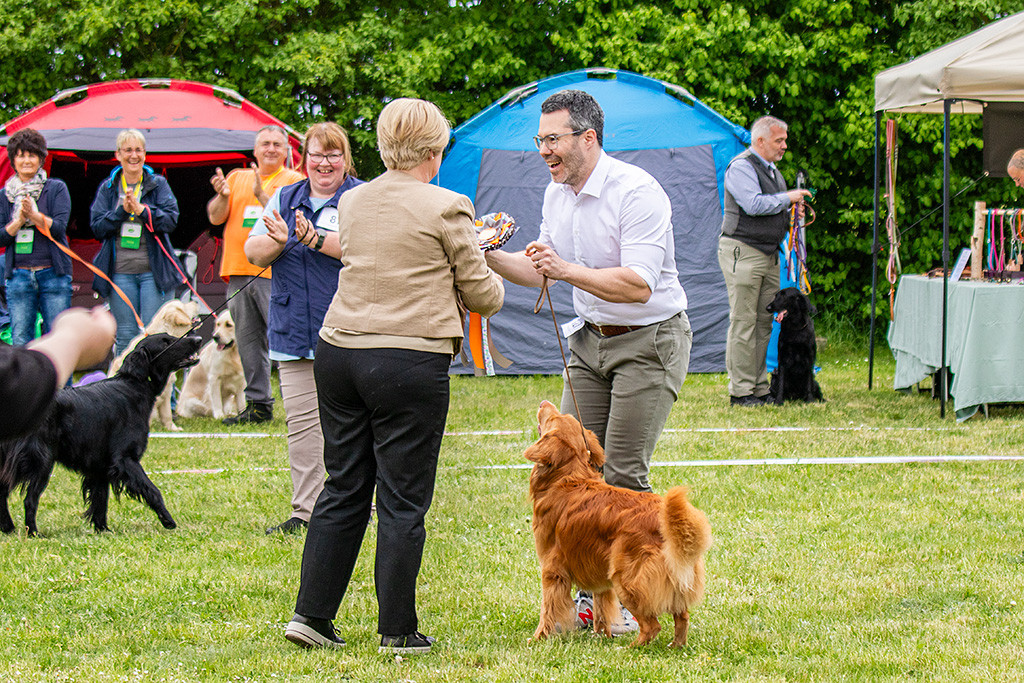 Newton gewinnt die Show, die Richterin übergibt Stephan die Siegesrosette