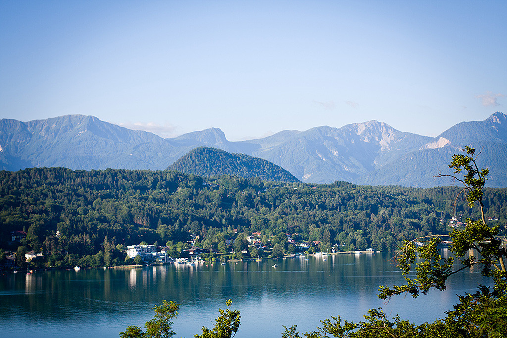 Hotelzimmerausblick nach rechts auf den Wörthersee