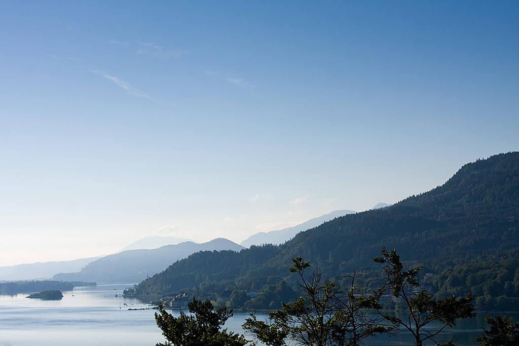 Hotelzimmerausblick nach links auf den Wörthersee