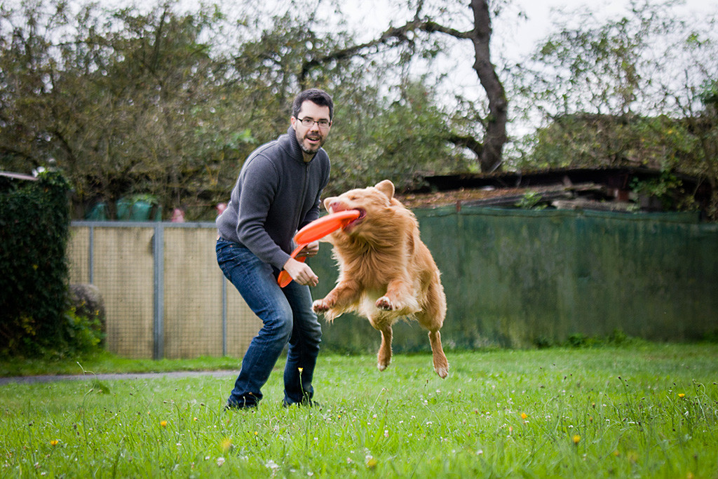Edison fängt eine Frisbee in der Luft, Stephan freut sich im Hintergrund