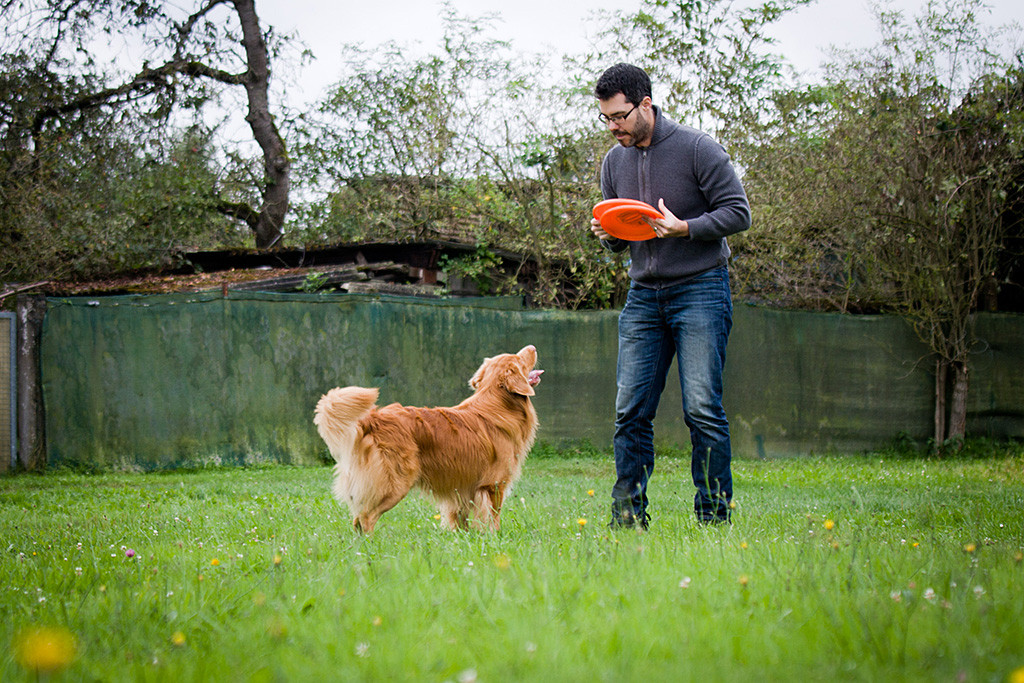 Edison steht vor Stephan und schaut ihn erwartungsvoll an
