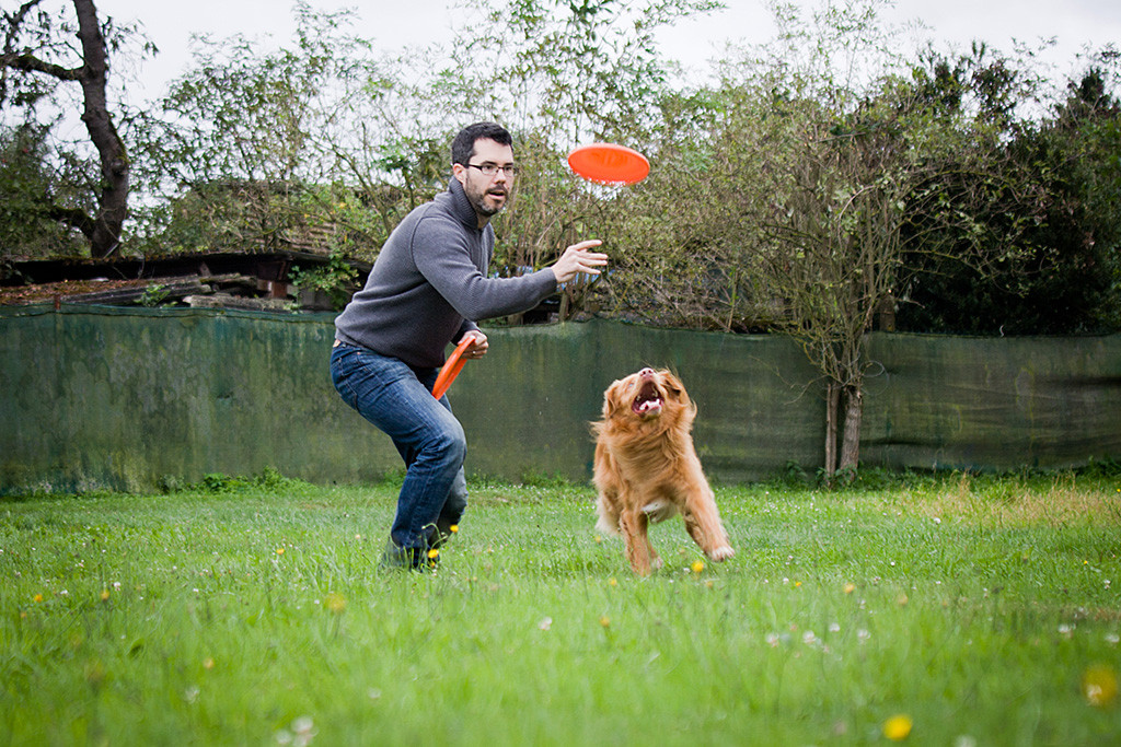 Edison und Stephan schauen einer gerade geworfenen Frisbee hinterher
