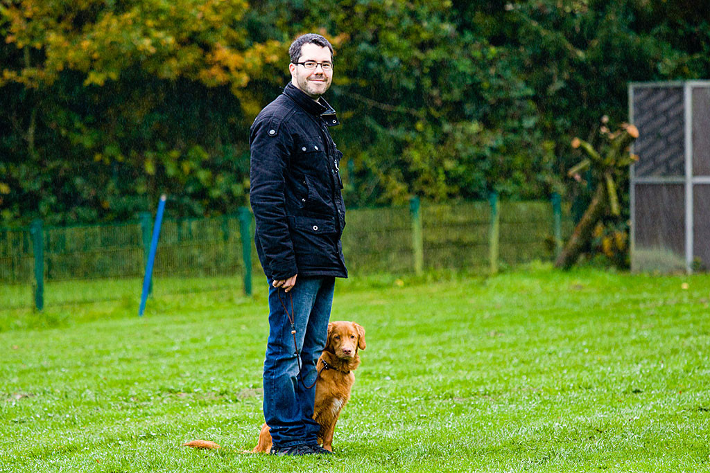 Edison und Stephan schauen zusammen in die Kamera