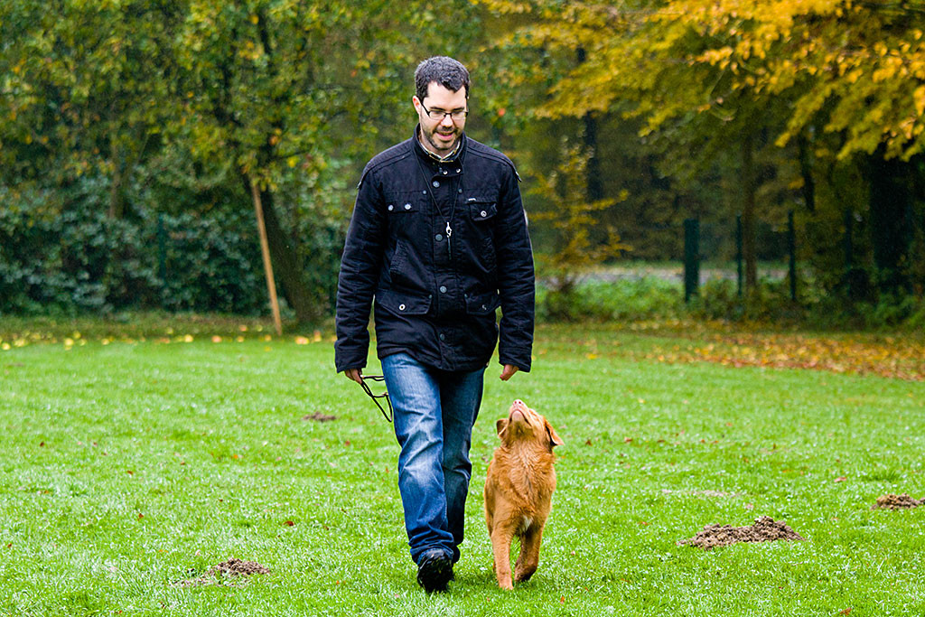 Edison läuft ohne Leine bei Fuß neben Stephan