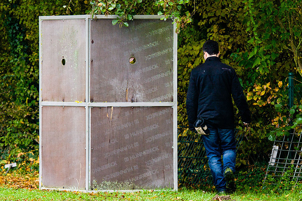 Stephan verschwindet hinter einer Stellwand