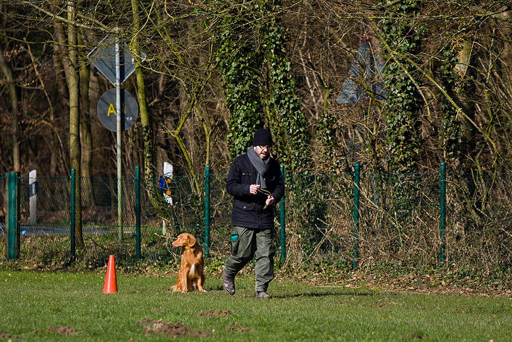 Edison wurde abgesetzt und schaut zur Seite während Stephan sich von ihm entfernt