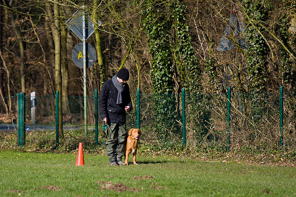 Edison steht neben Stephan kurz vor der Ablage