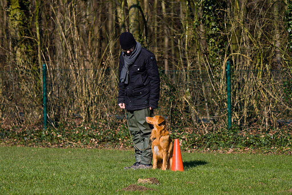 Edison sitzt neben Stephan an einem Hütchen auf der Wiese