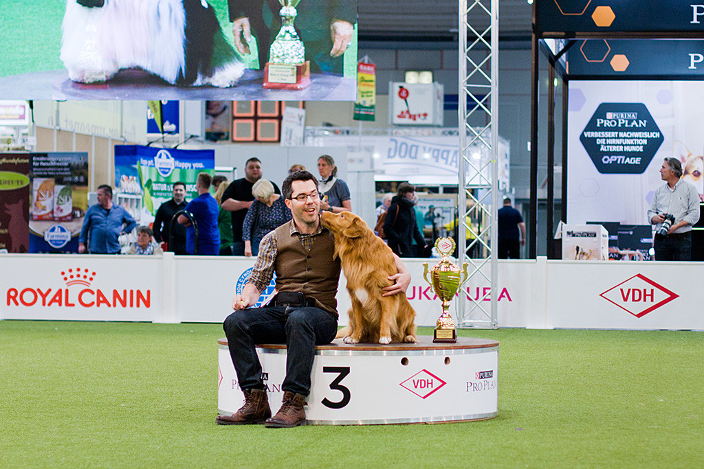 Edison gibt Stephan ein Küsschen während beide auf dem Podest für den dritten Platz sitzen