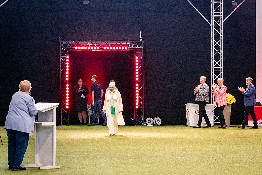 Die drei Richter begrüßen klatschend die Finalrichterin