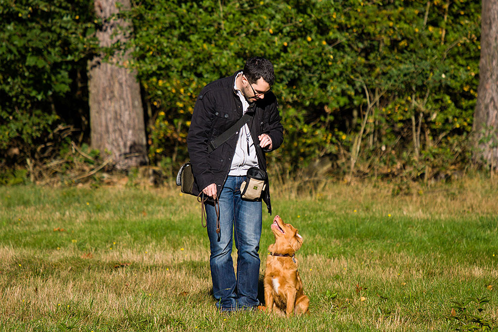 Edison schaut gebannt zu Stephan hoch, der zu ihm nach unten schaut