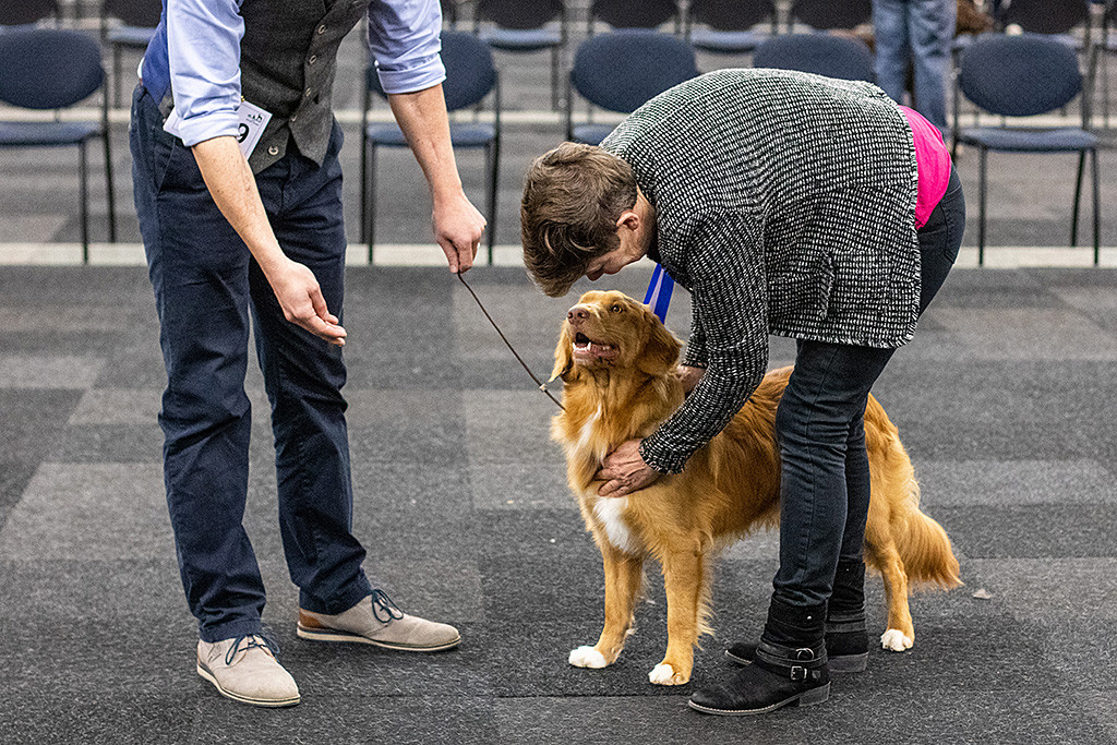 Newton lässt sich von der Richterin den Brustkorb abtasten und lächelt dabei