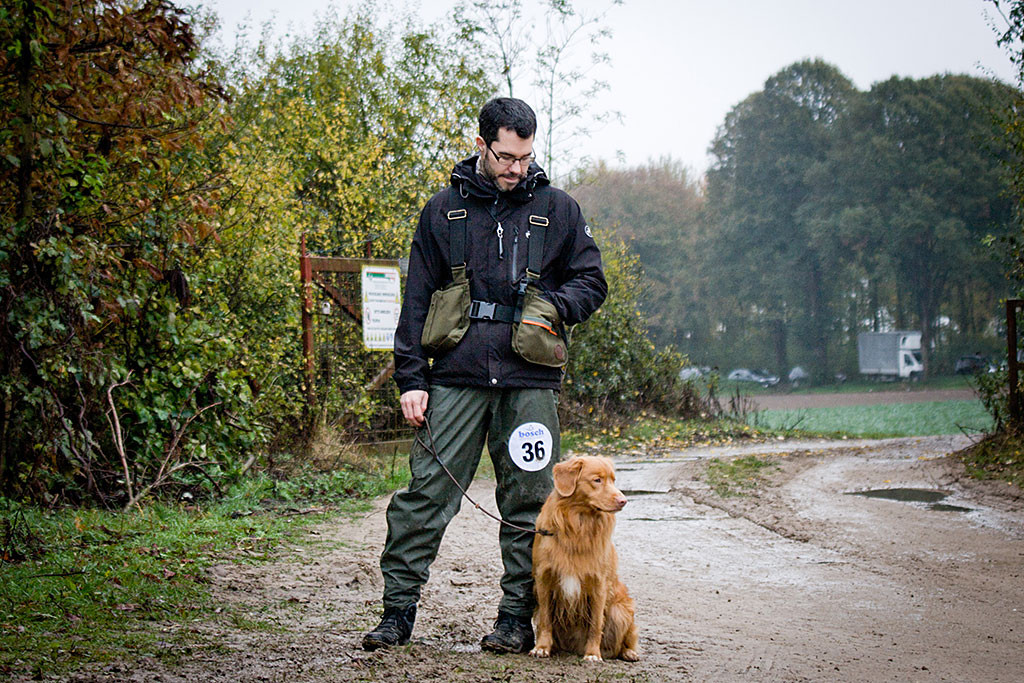 Kurz vor dem Start – Edison sitzt angeleint neben Stephan, der zu ihm herunterschaut