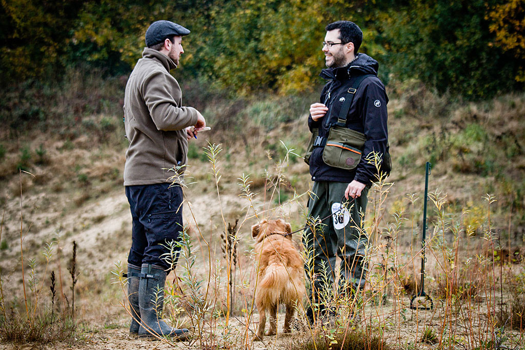 Edison steht angeleint zwischen dem Richter und Stephan, der sich gerade Manöverkritik abholt