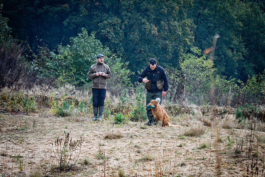 Edison hat neben Stephan eingeparkt, der ihm den Dummy abnehmen möchte, neben ihnen beobachtet sie der Richter