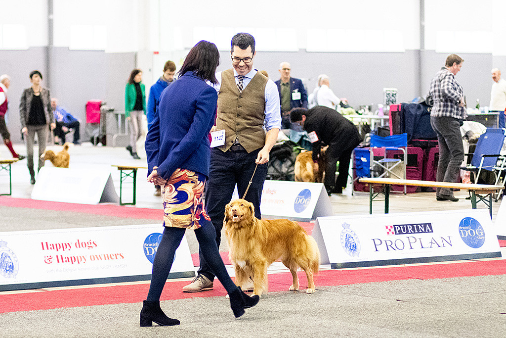 Edison lächelt die Richterin an und steht dabei vor Stephan, der wiederum lächelnd zu ihm herunterschaut