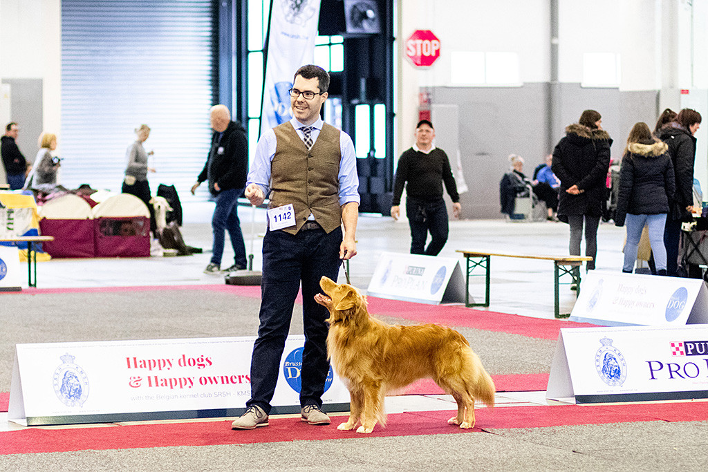 Edison steht vor Stephan im Ring und lächelt ihn dabei an