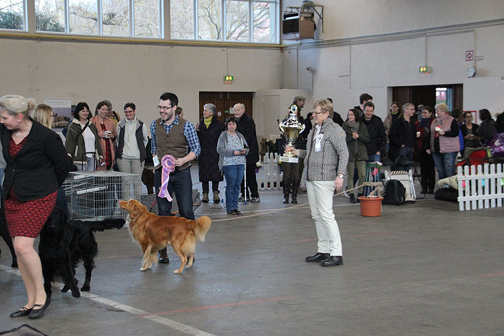 Edison wird »Best in Show« und Stephan darf den Siegerpokal von Richterin Tiina Illukka entgegennehmen