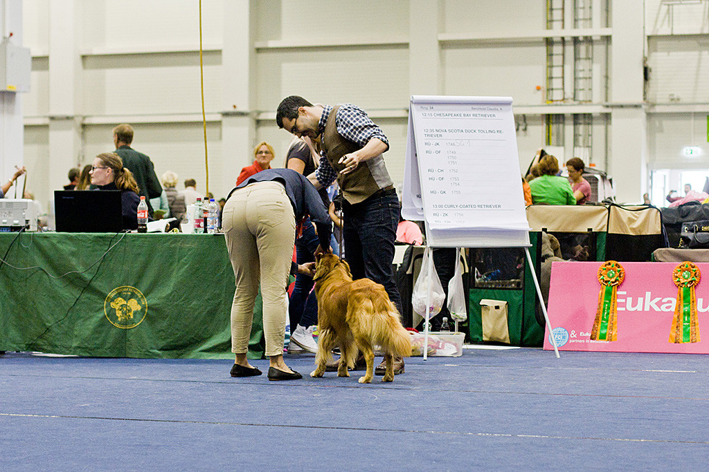 Edisons Zähne werden von Richterin Claudia Berchtold inspiziert