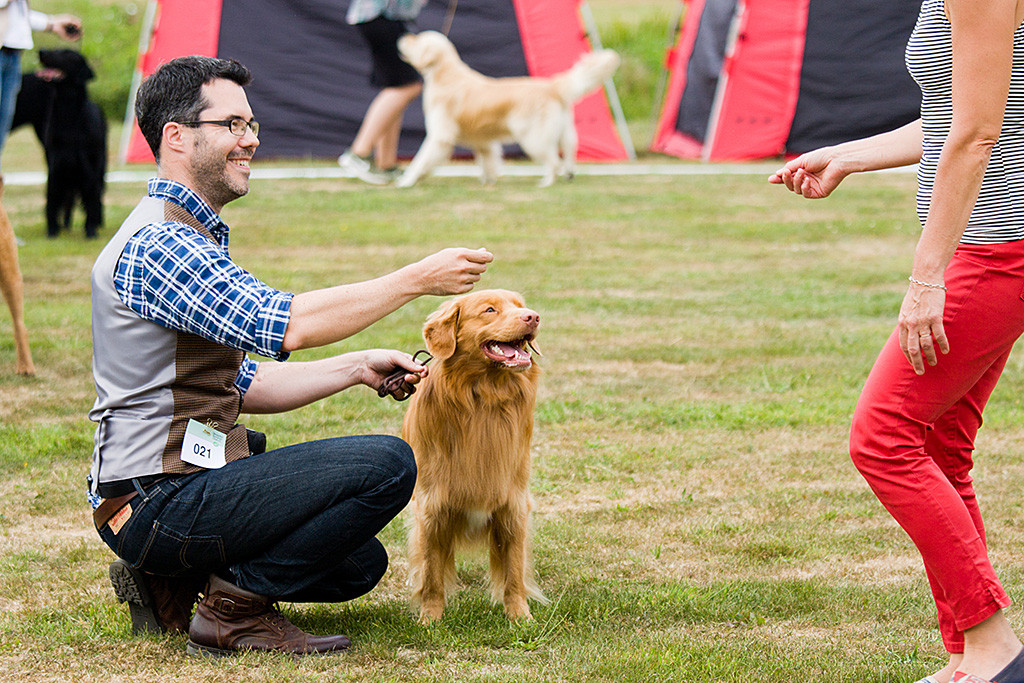 Edison und Stephan lächeln über beide Ohren die Richterin an
