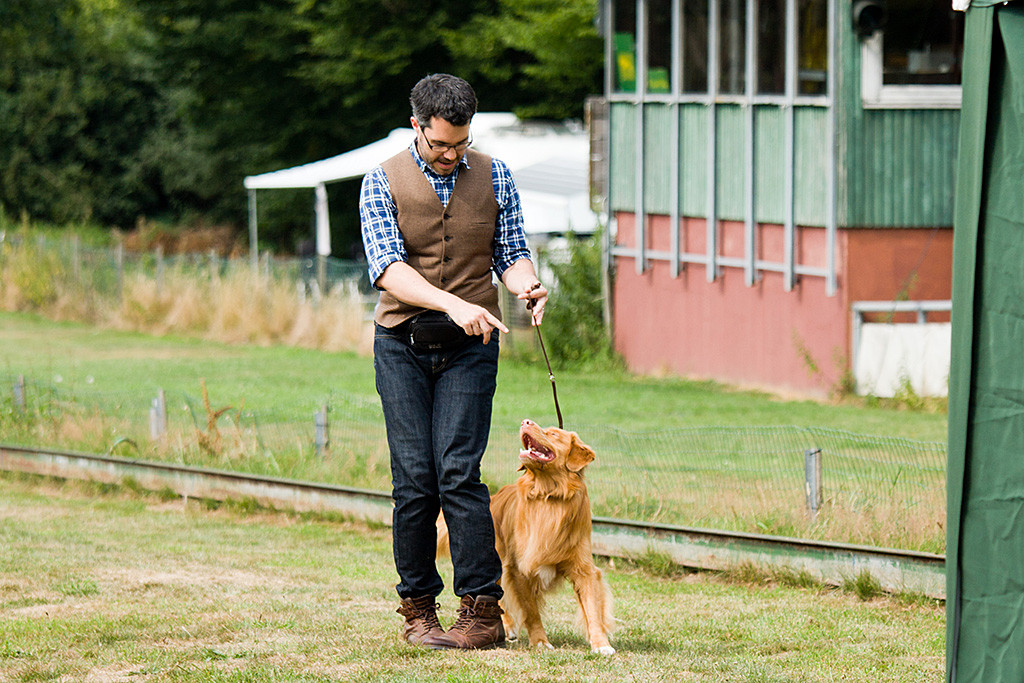 Edison macht mit Stephan ein paar Übungen zur Fußarbeit und grinst ihn dabei an