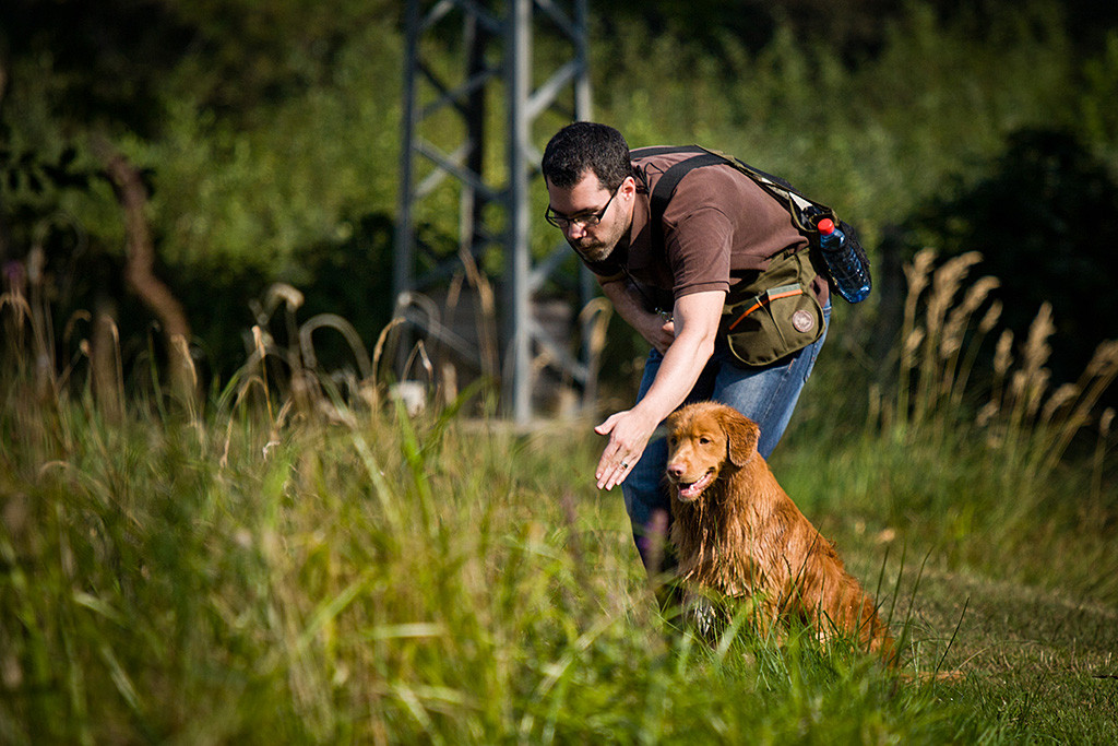 Edison wird gleich von Stephan geschickt, der sich über ihn beugt und das Zeichen gibt