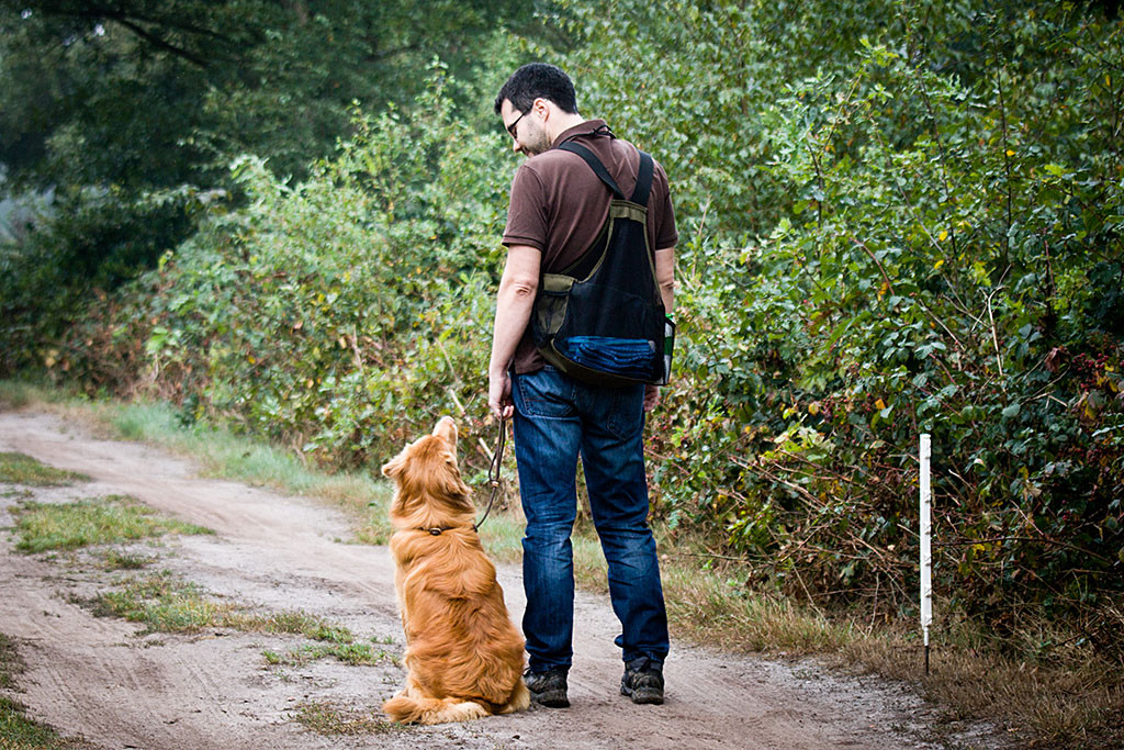 Edison sitzt link neben Stephan, beide schauen sich an