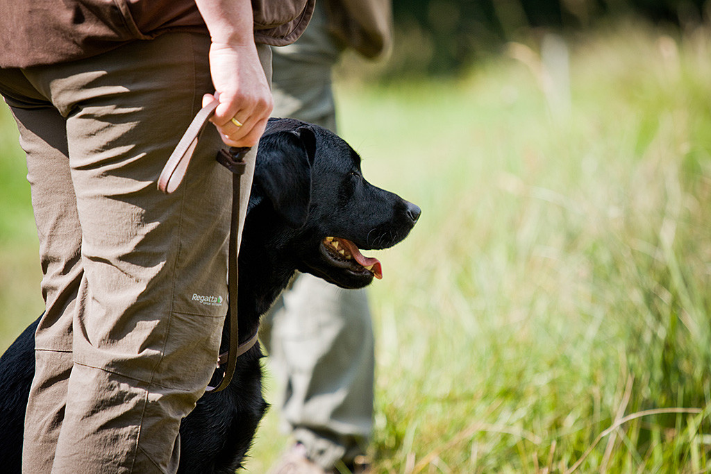 Henry in Großaufnahme sitzt lächelnd neben Simone