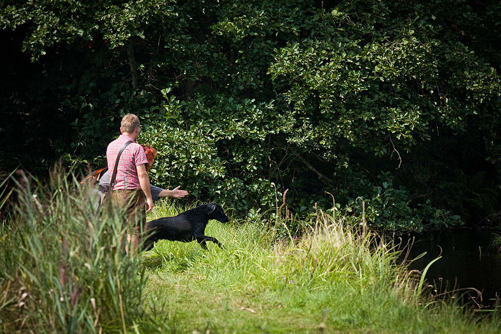 Riccio wird von Ela zum Wasserapport geschickt, davor steht Carsten